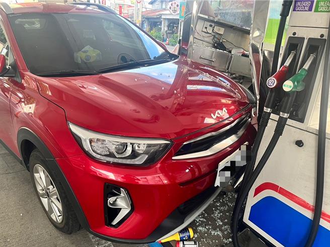 高雄旗山一名女子22日误踩油门，导致衝撞加油站岛，幸未造成人员伤亡。（翻摄照片／林瑞益高雄传真）