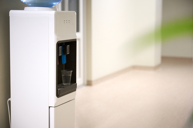 網友租屋處沒飲水機，為了省錢到醫院裝水回家喝，引起討論。（示意圖：shutterstock／達志）