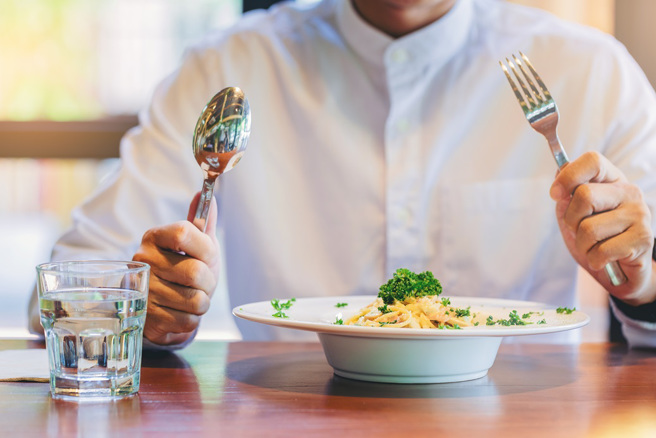 馬來西亞一名女子察覺未婚夫突然改用湯匙、叉子吃飯，翻手機聊天紀錄，發現對方竟和女同事劈腿。（示意圖：Shutterstock／達志）
