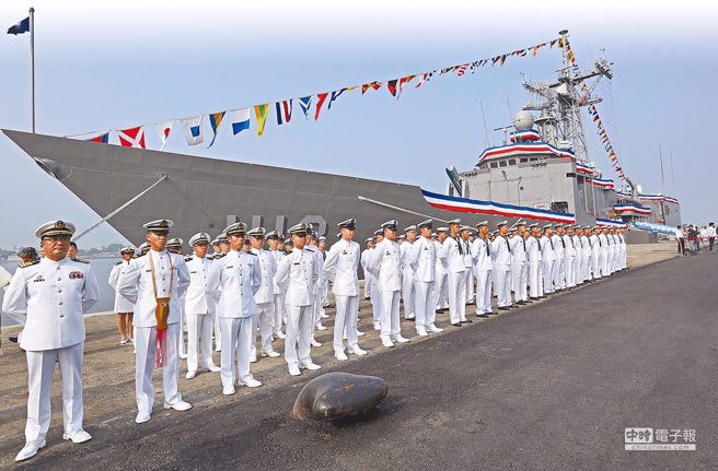 僅示意畫面，圖為「銘傳」艦與士官兵。（報係資料照）