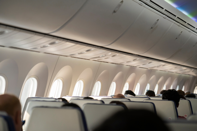 一名网友昨天搭飞机，登机后机舱内瞬间烟雾瀰漫，吓得直问「这样正常吗？」空服员解释，这是开冷气时，冷空气碰上热空气造成的冷凝现象。（图：shutterstock／达志）