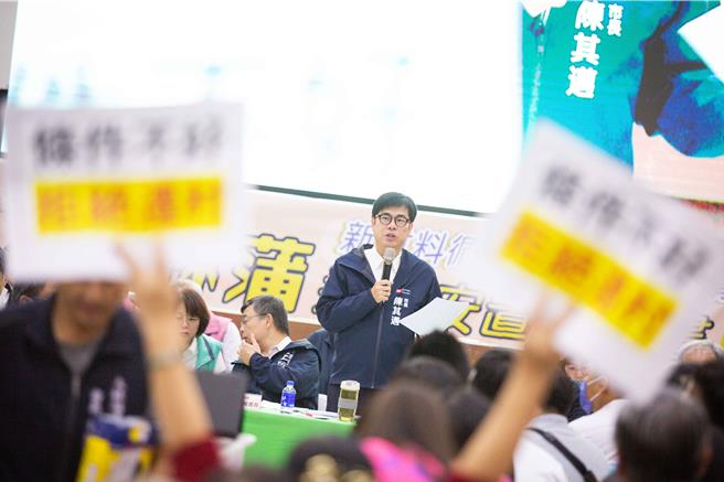 大林蒲居民痛批大林蒲遷村條件根本不如紅毛港、桃園航空城，市長陳其邁強調，大林蒲遷村是用「新房」去估算補償，優於航空城的「降價」補償，哪有比較差？（袁庭堯攝）