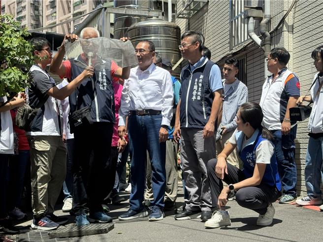 新北市长侯友宜今（22）日视察登革热防疫状况，在土城区埤林里蔡志红带领下视察登革热防疫工作。（柯毓庭摄）