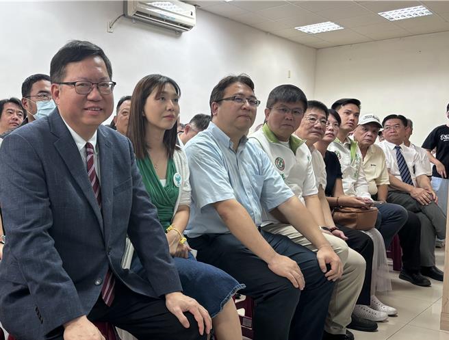 海基会董事长郑文灿（左一）22日上午出席民进党不分区立法委员张雅琳的桃园市服务处成立茶会。（姜霏摄）