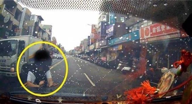 蘆竹警分局規畫自今年6月15日起至7月31日止，針對轄內易肇事路段、車流量較大之路口，並配合事故熱門時段6至10時、16至20時加強取締「行人違規」及「車不讓人」等違規行為。（蘆竹警分局提供）