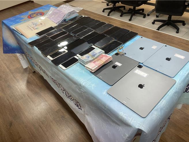 新北警第4波扫荡虚拟货币诈骗集团，查扣相关证物。（警方提供）