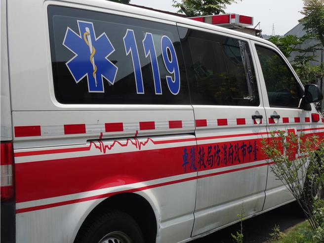 45歲體重逾100公斤男子在住家摔倒當場無呼吸心跳，5名消防人員從2樓房間以椅式擔架分工拉、撐，費了九牛二虎之力將他搬運下樓，緊急送醫搶救。（本報資料照片）