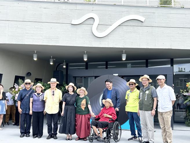 斥資8億元打造的恆春文化中心民謠館22日正式啟用，身為推手的總統府祕書長潘孟安特地出席開幕儀式，民謠傳藝師們看到他都開心到話家常。（謝佳潾攝）