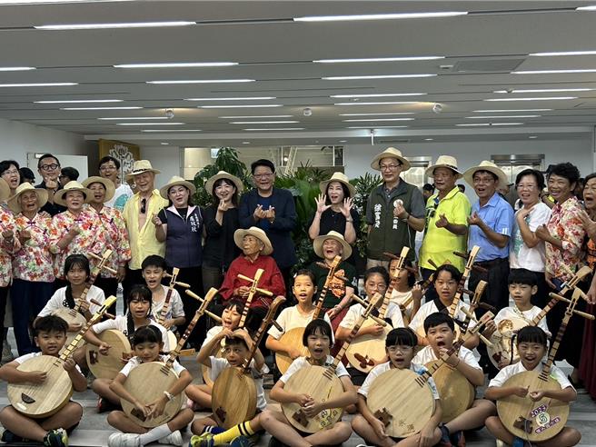 斥資8億元打造的恆春文化中心民謠館22日正式啟用，身為推手的總統府祕書長潘孟安特地出席開幕儀式，民謠傳藝師們看到他都開心到話家常。（謝佳潾攝）