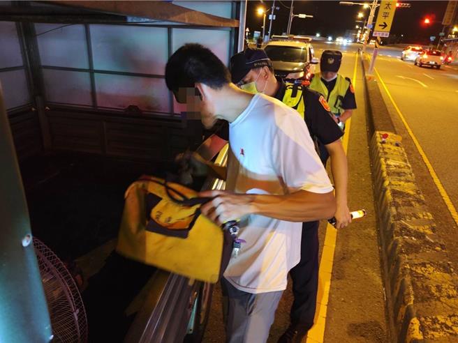 台中市警察局霧峰分局員警日前晚間於大里區中興路一段檢攔小貨車，眼尖發覺蔡姓駕駛疑似是兩年前曾查獲的毒品通緝犯，搜索車輛多處皆「過關」，就在蔡男離去之際發現貨車車斗防護板角落有紅色小盒子裝有毒品吸食組合包。（霧峰警分局提供／潘虹恩台中傳真）