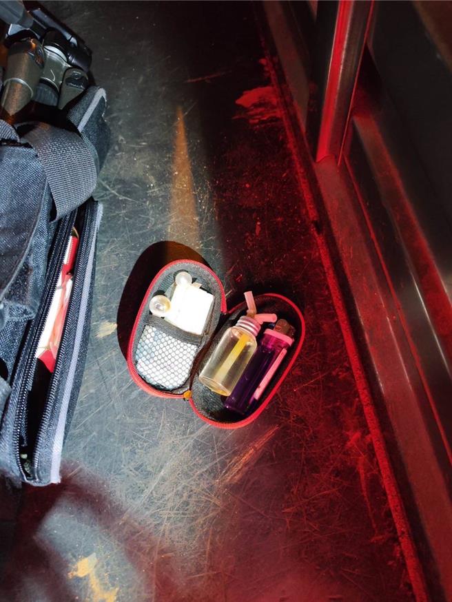 台中市警察局霧峰分局員警日前晚間於大里區中興路一段檢攔小貨車，發覺蔡姓駕駛是兩年前曾查獲的毒品通緝犯，經搜索車輛最終在貨車車斗防護板角落有紅色小盒子裝有毒品吸食組合包。（霧峰警分局提供／潘虹恩台中傳真）