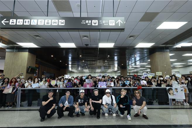 BALLISTIK BOYZ开心和粉丝合照。（avex提供）