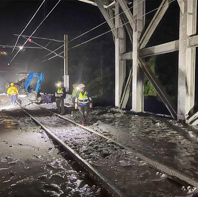 台铁229次新自强号21日于花莲崇德至和仁间遭遇土石流出轨，经彻夜抢修已恢復通车。（交通部提供）