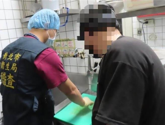 新北市汐止區遠雄廣場鴻屋咖哩傳出疑似食物中毒事件，20日衛生局前往稽查，並檢驗豬排咖哩蛋包飯，預計兩周後有結果。（新北市衛生局提供）