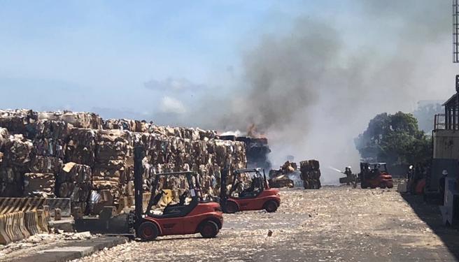 屏东县屏南工业区22日惊传火警，一家塑胶制品工厂的露天仓库因不明原因起火，幸未造成人员伤亡。（屏东县消防局提供／谢佳潾屏东传真）