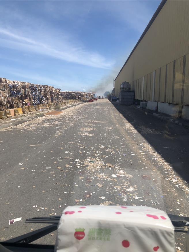 屏东县屏南工业区22日惊传火警，一家塑胶制品工厂的露天仓库因不明原因起火，幸未造成人员伤亡。（屏东县消防局提供／谢佳潾屏东传真）