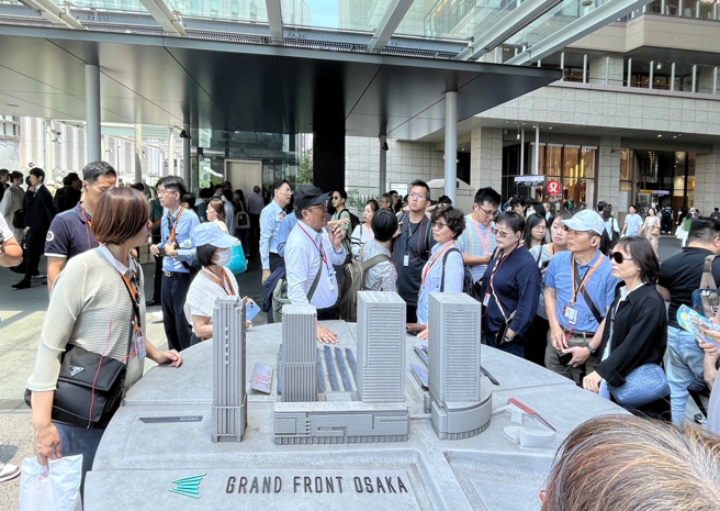 由国内产、学界组成的见学团，赴日本关西取经。（政大社科院永续规划中心提供）