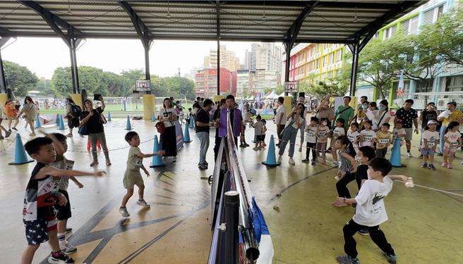 2024新北市兒童田徑聯賽24日開放報名，從基礎的跑、跳、擲項目中，發展出適合4歲以上兒童參與的田徑挑戰活動，將在板橋區、中和區、樹林區、土城區、林口區、三重區舉辦，各區場次開報即多場額滿，歡迎民眾踴躍參加。（新北市體育局提供）