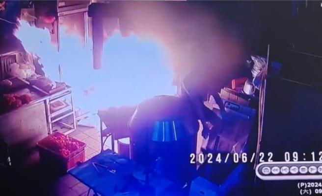 桃园大溪市场今天（22日）早上有摊商发生气爆，导致有2人因烧烫伤送医。（翻摄照片）