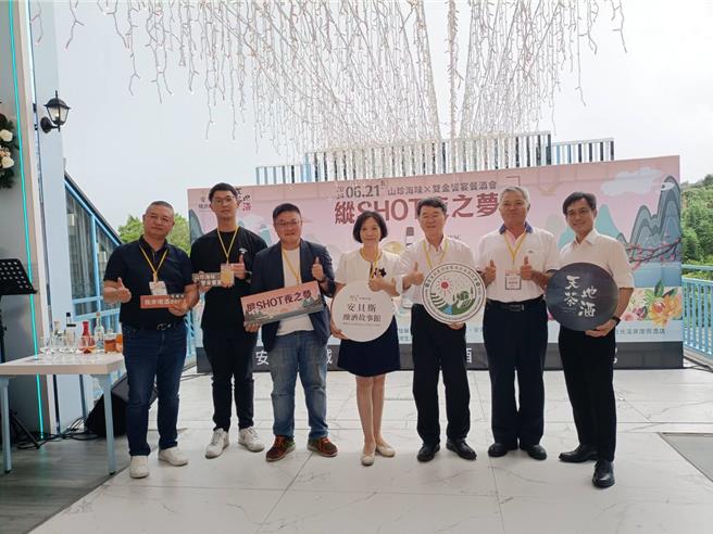 農村水保署台中分署輔導中苗地酒產業，推出四季代表的中苗地酒，21日與台中大安安貝斯釀酒故事館舉行「縱SHOT夜之夢餐酒會」。（安貝斯釀酒故事館提供）