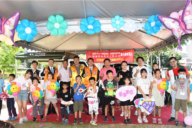 台东家扶中心今日获赠2辆社会服务专车。（蔡旻妤摄）