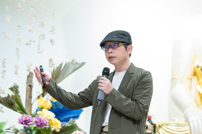 知名作家暨走電人電影公司負責人許榮哲，談「故事的力量」。(圖/佛光山惠中寺提供)