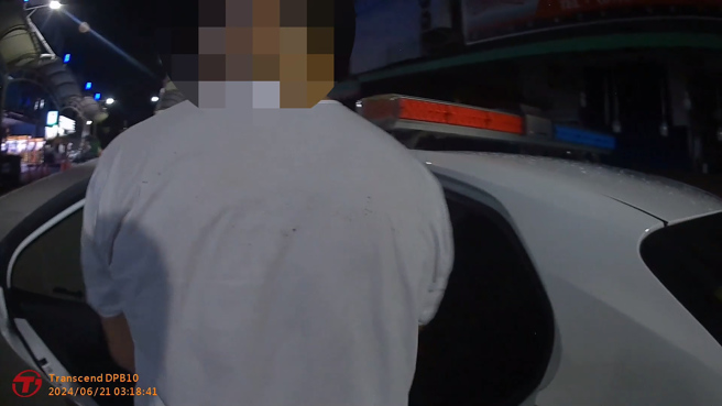 另一員警悄然繞至後方，以迅雷不及掩耳之勢持警棍喝令陳嫌投降。（翻攝畫面）