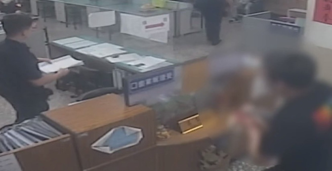 赵男亦脸色苍白、满手血迹地赶到派出所。（翻摄画面）