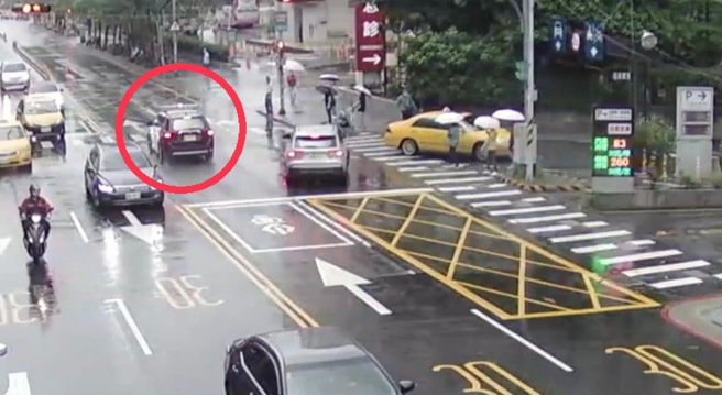 员警开巡逻车，鸣响警报器、闪烁警示灯，风驰电掣般直奔板桥亚东医院。（翻摄画面）