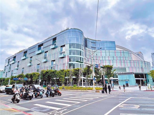 台北大巨蛋虽然场馆内的赛事不受天气影响，但有民眾在网路上发文，捷运站没办法直接连结大巨蛋第下出入口，质疑为何一定要出去淋雨。（本报资料照片）