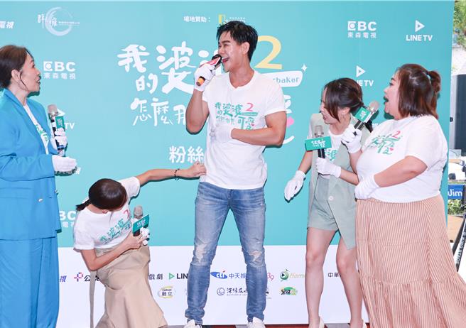 丁也恬（左起）、黃姵嘉、李齊、林筳諭、鍾欣凌今在粉絲見面會搞笑互動。（羅永銘攝）