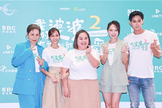 丁也恬（左起）、黃姵嘉、鍾欣凌、林筳諭、李齊今出席《我的婆婆怎麼那麼可愛2》收視破2粉絲見面會。（羅永銘攝）