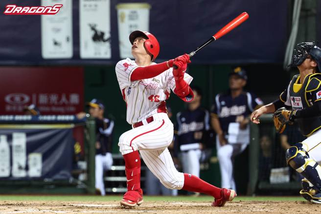 味全龍劉基鴻22日沒有先發，三壘防區交給今天上一軍的陳思仲。（資料照，味全龍提供）