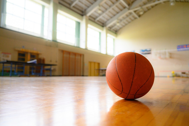 美國一場售票籃球賽借用高中體育館拍宣傳片，卻找來至少10名穿著丁字褲的女性在鏡頭前抖臀，引起家長憤怒。（示意圖：Shutterstock／達志）