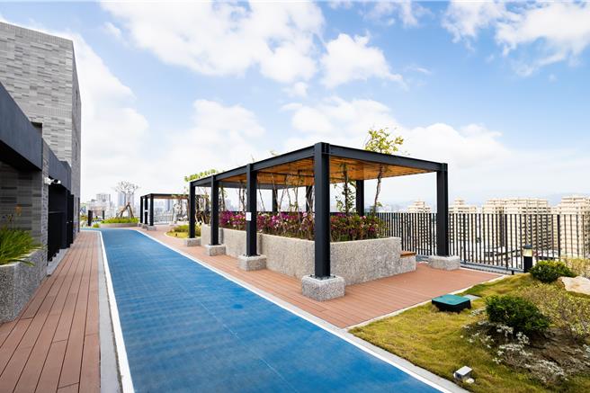 台中市府耗資25億興建「台中公園好宅」，基地位於雙十路一段與富榮街口，14樓4大棟共802戶，1至3房及SOHO等房型，規畫空中花園跑道等公設，22日辦入厝活動。（台中市府住宅處提供／陳淑芬台中傳真）