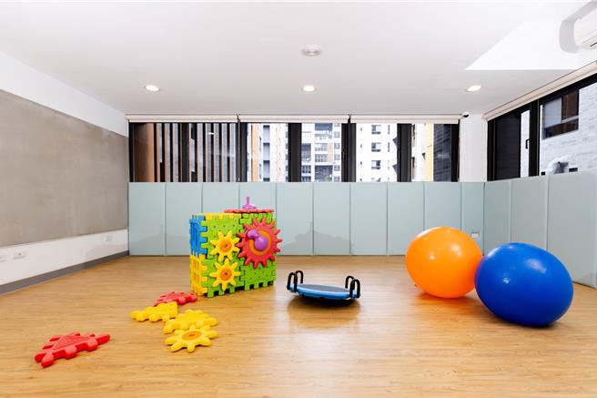 台中市府耗資25億興建「台中公園好宅」，基地位於雙十路一段與富榮街口，14樓4大棟共802戶，1至3房及SOHO等房型，規畫空中花園跑道等公設，22日辦入厝活動。（台中市府住宅處提供／陳淑芬台中傳真）