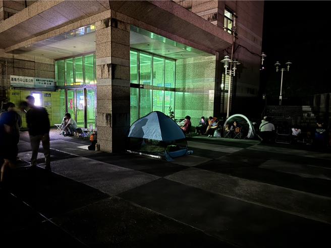 基隆市政府推出青年電動機車2.0方案申請量暴增，14日起改每日限量申請，引發排隊人潮與民怨。基市府表示，自24日起將暫停現場收件，延後至7月1日起改採網路登記，超過額度將抽籤。（市議員施偉政提供／徐佑昇基隆傳真）