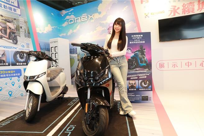基隆市政府推出青年電動機車2.0方案自24日起暫停現場收件，延後至7月1日起改採網路登記，超過額度將抽籤。圖為電動機車展示。（基隆市政府提供／徐佑昇基隆傳真）