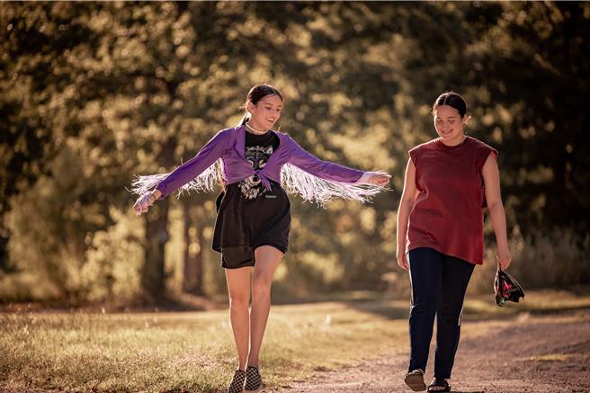 莉莉葛莱史东（右）在片中一肩扛起照顾外甥女及寻亲的重责大任。（Apple TV＋提供）