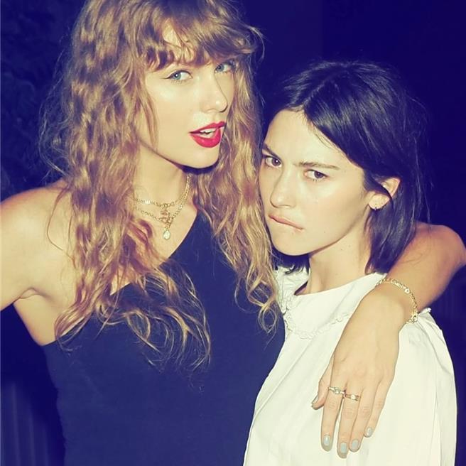 泰勒絲（左）與葛蕾西合影。（摘自Gracie Abrams官方社群媒體）