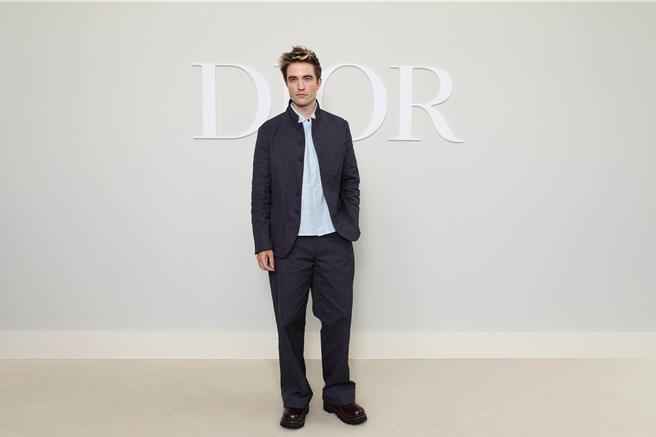 2024年6月22日 台北市／图01：品牌大使罗伯派汀森一身轻松扮现，现身Dior大秀现场。（Dior提供／黄唯淯台北传真）