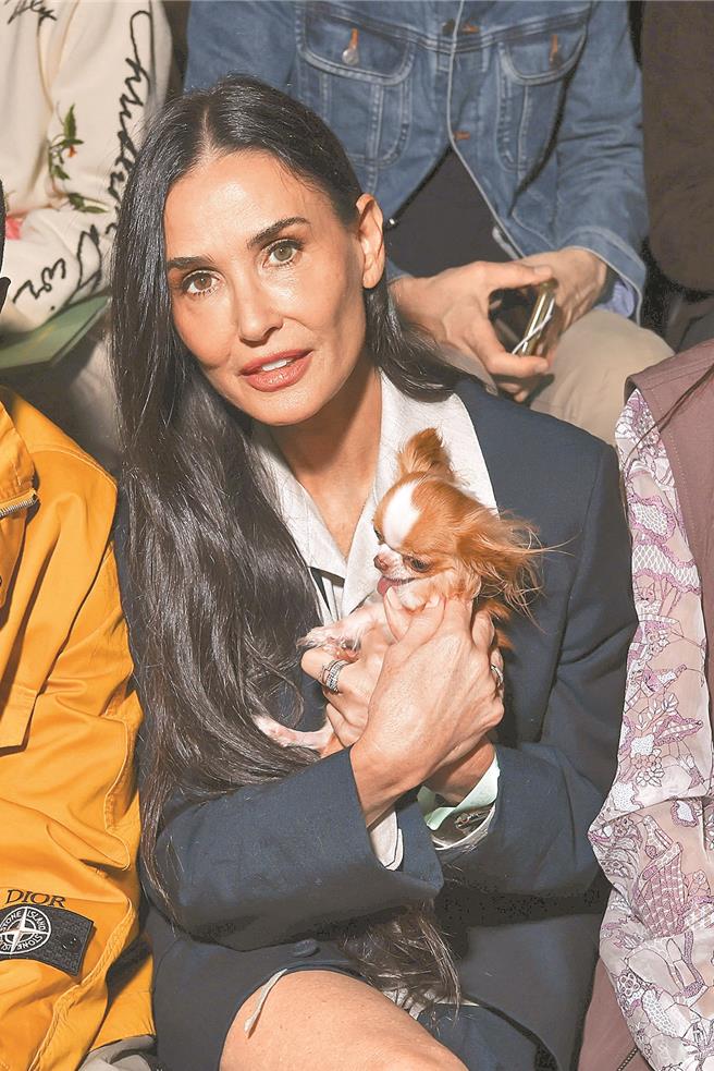 2024年6月22日 台北市／图03：女星黛咪摩儿现身Dior男装秀，胸前的小狗比她本人还抢镜。（美联社提供／黄唯淯台北传真）