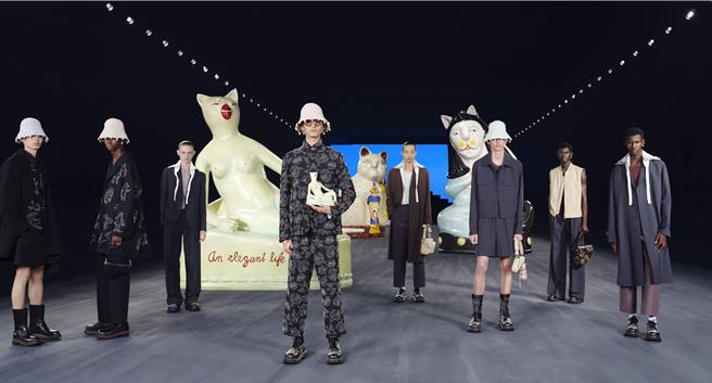 2024年6月22日 台北市／图04：本季男装灵感围绕着陶瓷、Negatif、领巾做为主题，秀场上Hylton Nel的作品也相当引人注目。（Dior提供／黄唯淯台北传真）