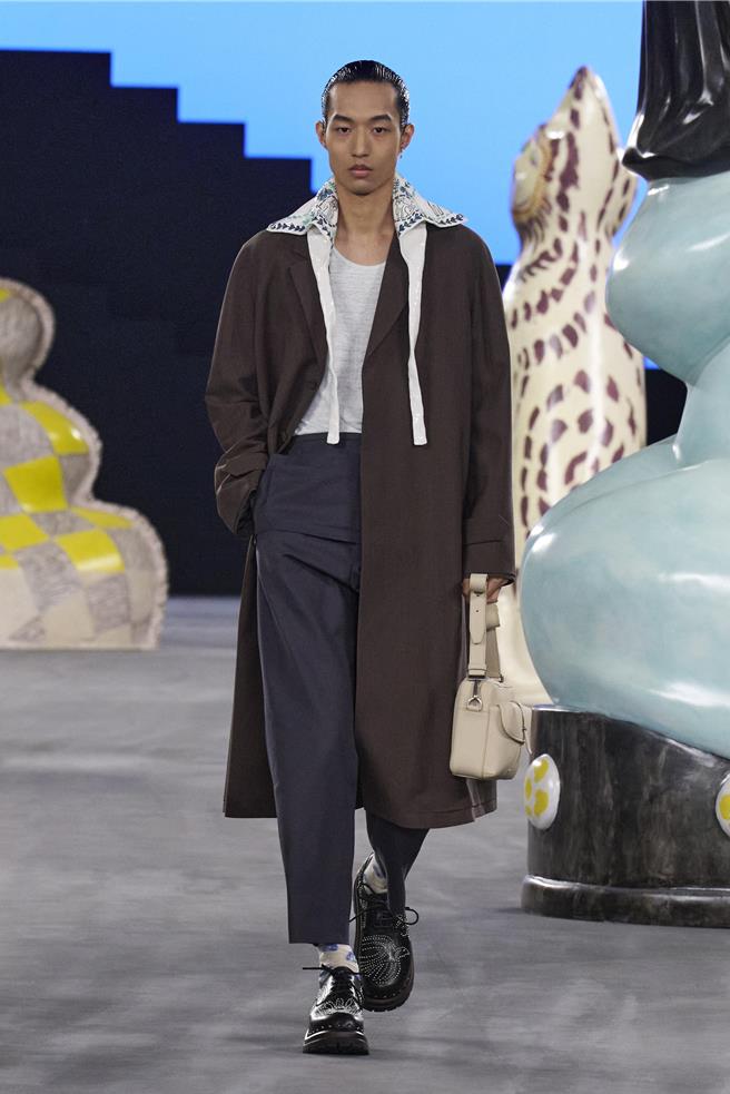 2024年6月22日 台北市／图05：流畅笔直的线条，是此季男装重点。（Dior提供／黄唯淯台北传真）