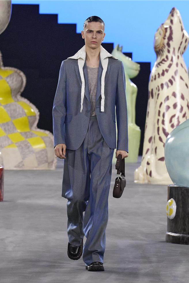 2024年6月22日 台北市／图06：秀上有不少model围着这种仿陶瓷设计领巾，其皱纹、光泽都处理的几乎与一般陶瓷无异。（Dior提供／黄唯淯台北传真）