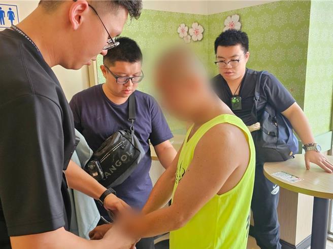 八德警分局协助60岁张姓男子抓住车手，避免遭投资诈骗。（八德警分局提供）