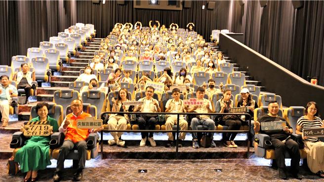 天主教失智老人基金會與行政院南部聯合服務中心22日於高雄大遠百威秀辦理失智友善紀錄片《阿姨，上學囉！》口碑場高雄首映會。（行政院南服中心提供／洪浩軒高雄傳真）