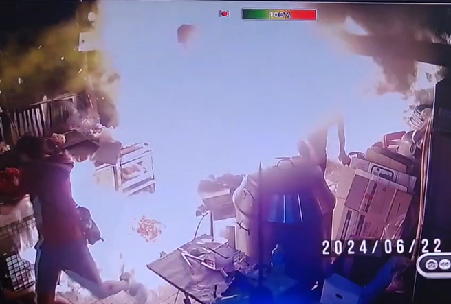 桃园大溪市场一间摊贩的瓦斯管线疑遭断，瓦斯四散不久后便冒出火光。（图／翻摄画面）