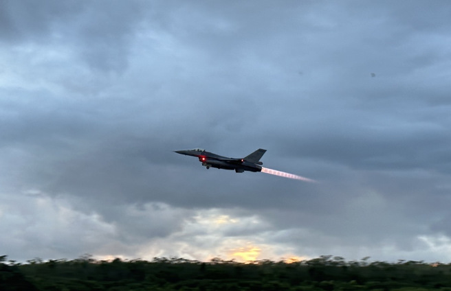 F-16戰機執行夜航訓練。( 葉庭欣攝 )