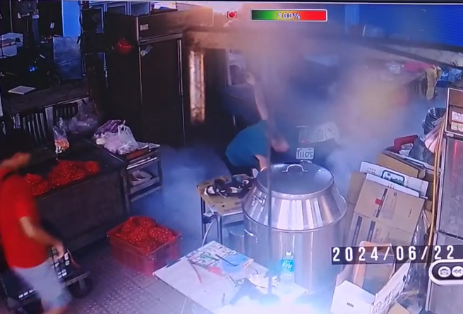 桃园大溪市场一间摊贩的瓦斯管线疑遭断，瓦斯四散不久后便冒出火光。（图／翻摄画面）